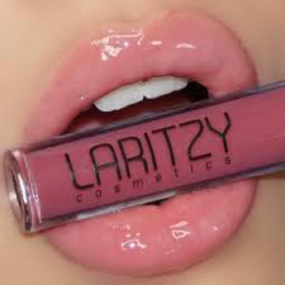 LARITZY Cosmetics Lip Gloss in Curve